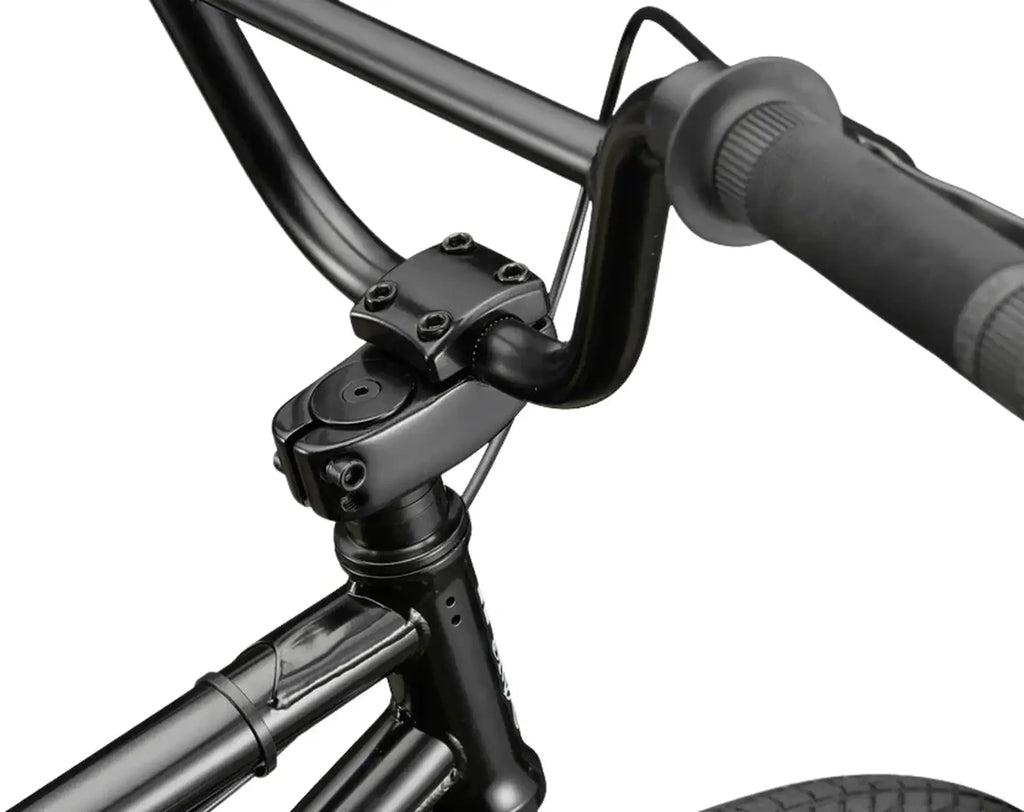 Gros plan du potence et du guidon d'un vélo BMX noir