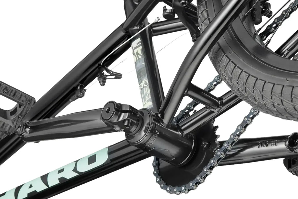 Détail du boîtier de pédalier et de la chaîne d'un vélo BMX noir