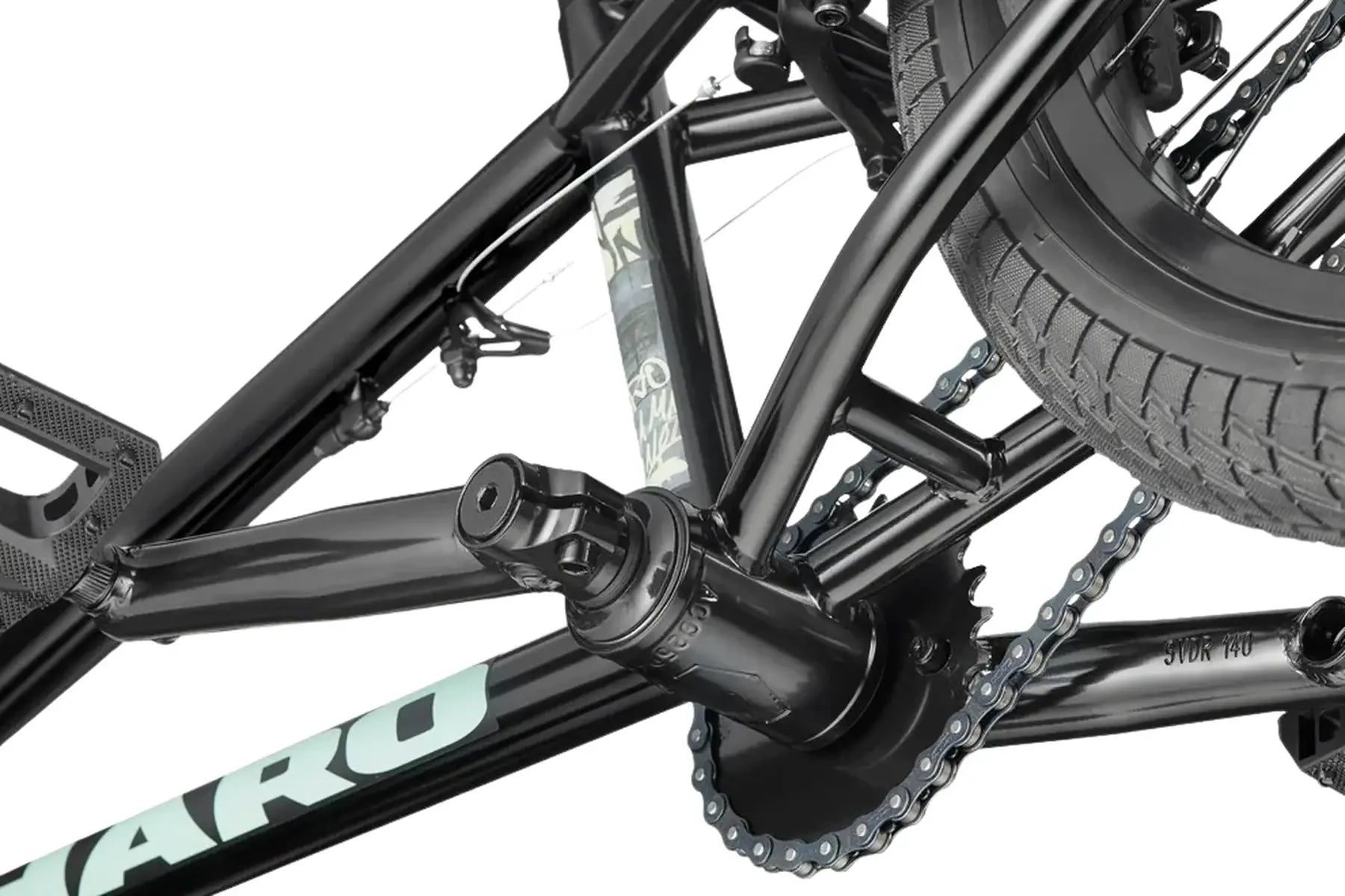 Détail du boîtier de pédalier et de la chaîne d'un vélo BMX noir
