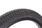 Pneu BMX noir avec crampons et motif en losange pour traction optimale sur tout terrain