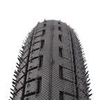 Pneu BMX noir avec crampons et motifs de traction pour performance sur route et terre