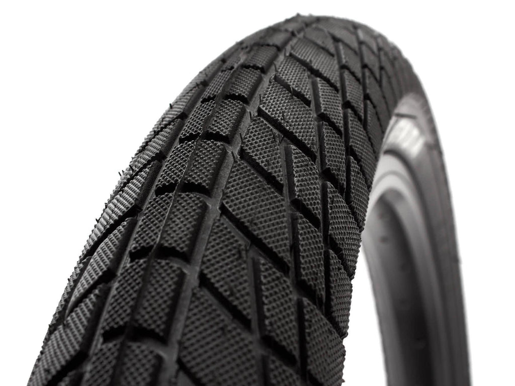 Pneu BMX noir avec crampons en losange pour adhérence optimale sur route et terrain