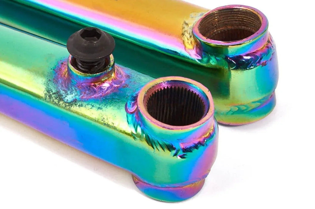 Pièces BMX iridescentes avec finition arc-en-ciel et détails métalliques brillants