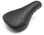 Selle BMX noire à motif losange avec inscription dorée, design ergonomique pour vélo de rue