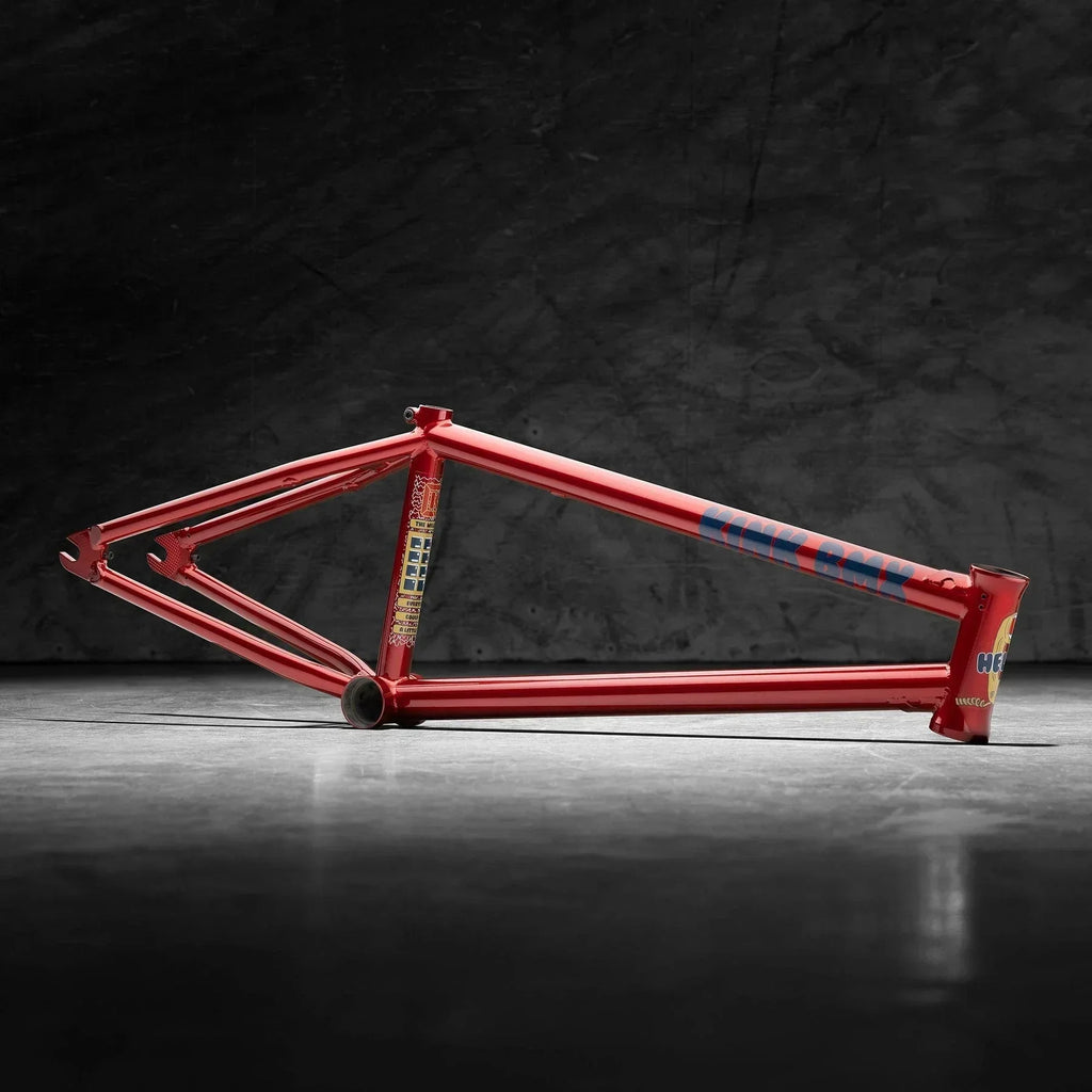Cadre de BMX rouge avec détails graphiques, idéal pour freestyle et tricks