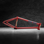 Cadre de BMX rouge avec détails graphiques, idéal pour freestyle et tricks