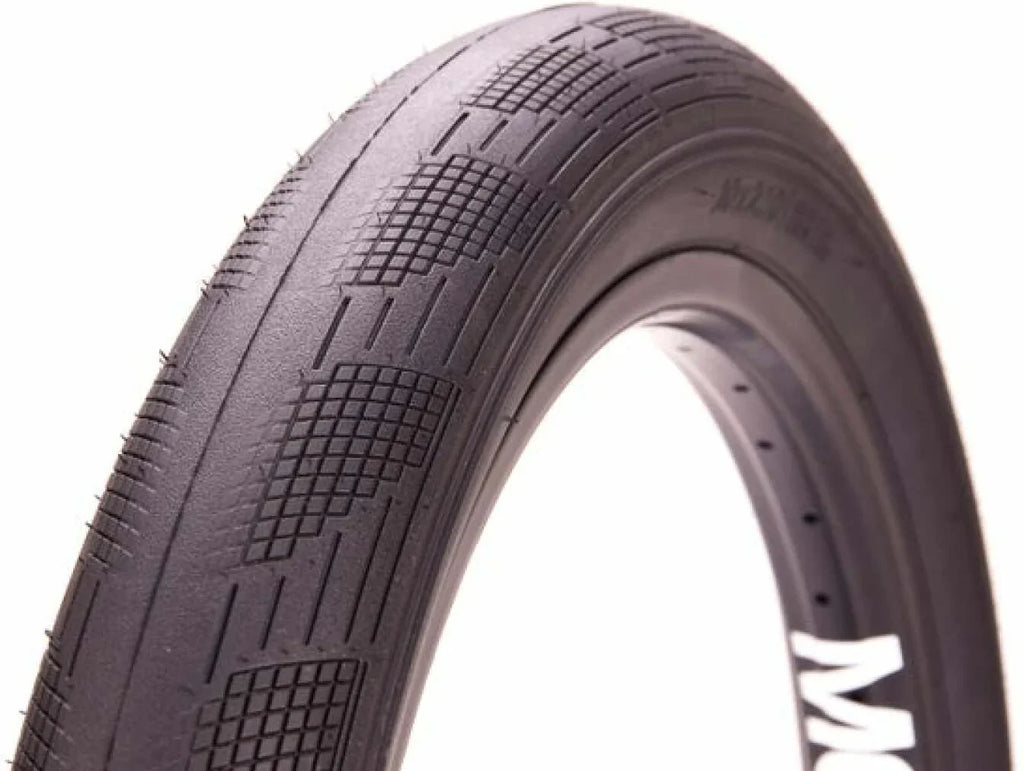 Pneu BMX noir avec crampons et motifs géométriques pour adhérence optimale sur route et terrain