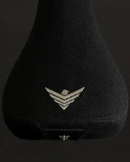 Selle BMX noire texturée avec logo brodé aigle, design robuste pour vélo freestyle