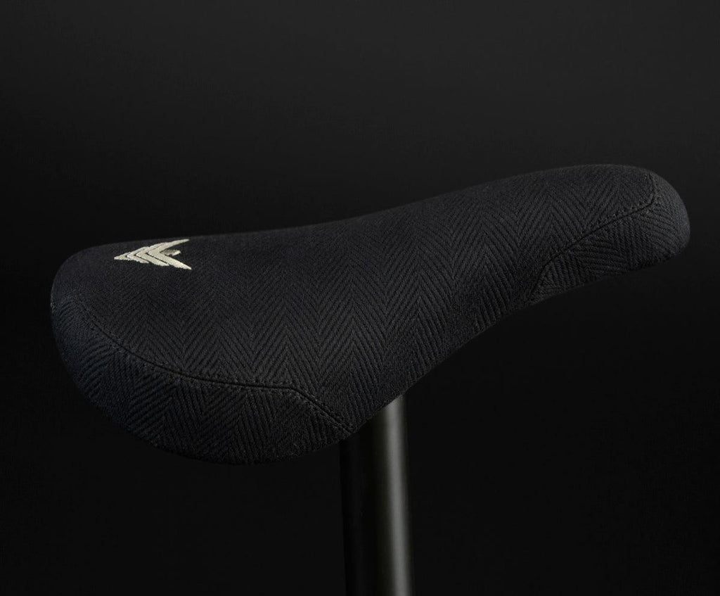 Selle BMX noire texturée avec logo brodé, design ergonomique pour vélo de rue