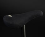 Selle BMX noire texturée avec logo brodé, design ergonomique pour vélo de rue