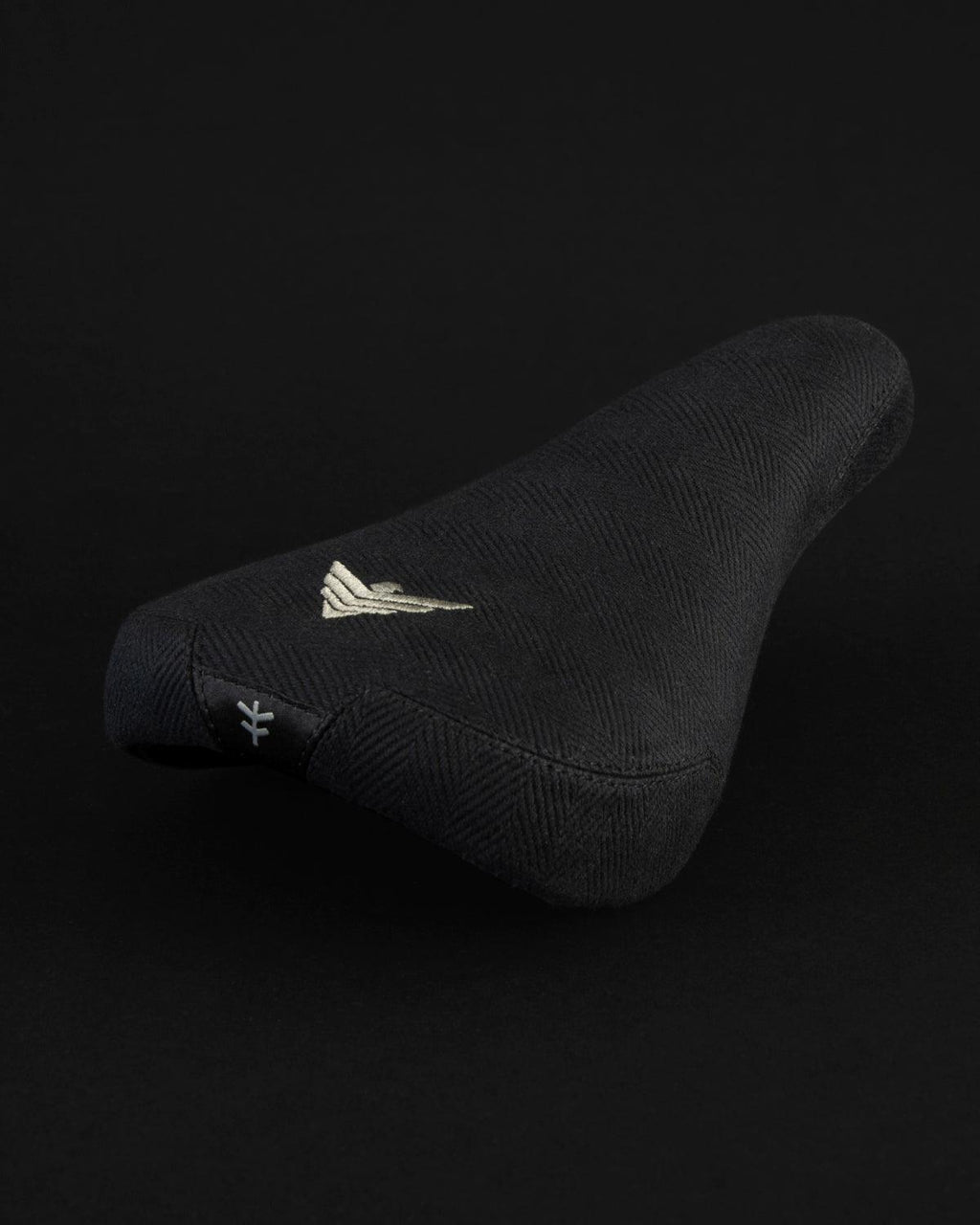 Selle BMX noire texturée avec logo brodé, design ergonomique pour vélo de freestyle