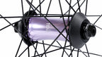 Roue BMX avec moyeu violet métallique et rayons noirs, design robuste pour freestyle