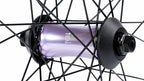 Roue BMX avec moyeu violet métallique et rayons noirs, design robuste pour freestyle