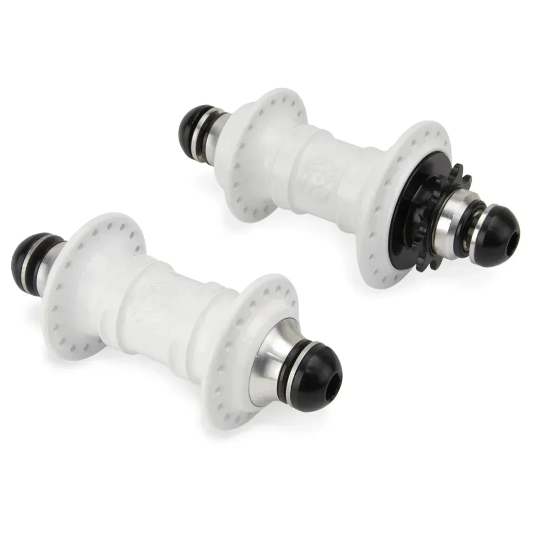 Paires de moyeux BMX blancs avec joints noirs et détails métalliques pour vélo de freestyle