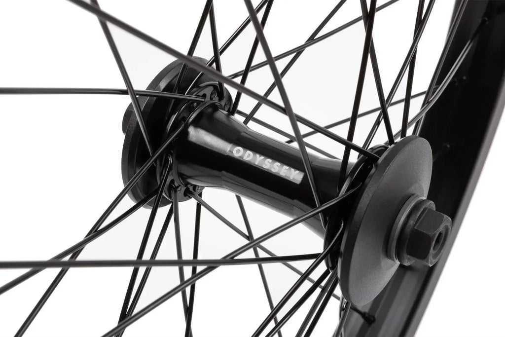 Roue BMX Odyssey avec moyeu noir et rayons fins, design robuste pour performance