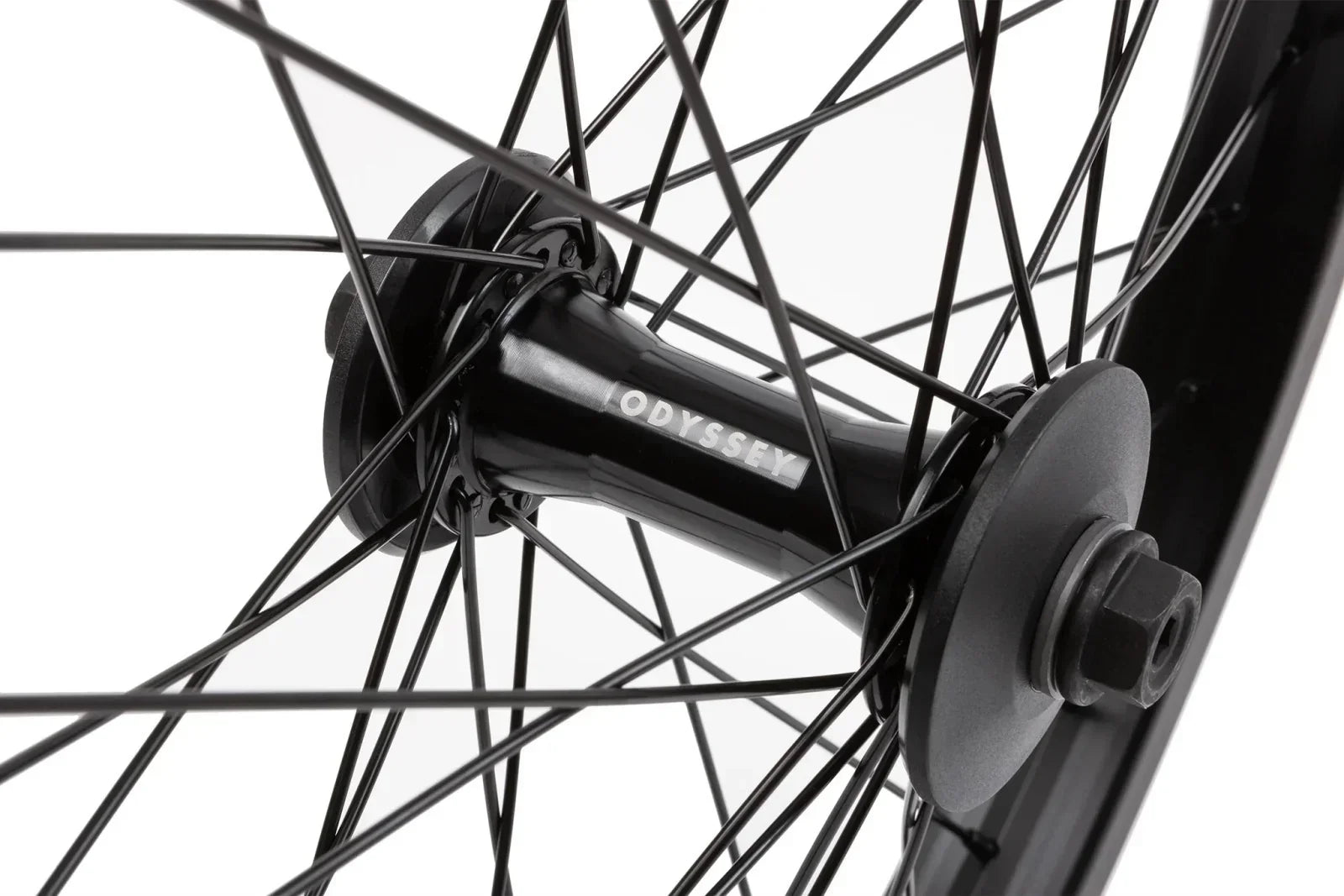 Roue BMX Odyssey avec moyeu noir et rayons fins, design robuste pour performance
