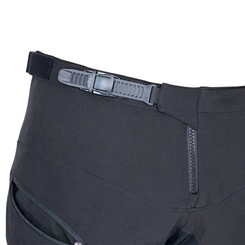 Détail de la ceinture à boucle ajustable du pantalon enfant Evolve SI2 noir
