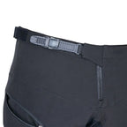Détail de la ceinture à boucle ajustable du pantalon enfant Evolve SI2 noir