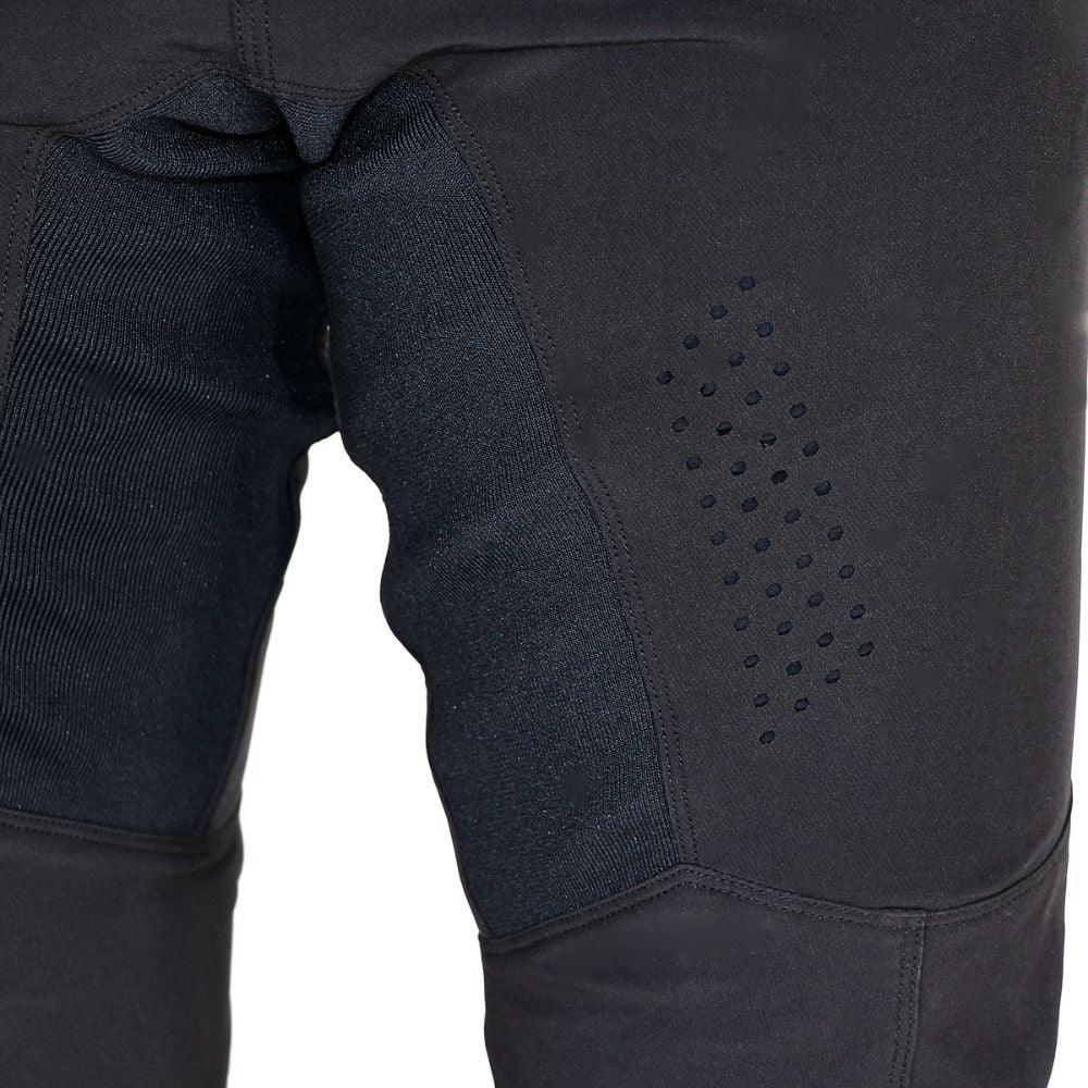 Détail du pantalon BMX enfant Evolve SI2 noir avec renforts et zones ventilées.