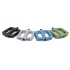 Pedales BMX en plastique robuste, disponibles en noir, gris, bleu et vert, conçus pour une adhérence optimale.