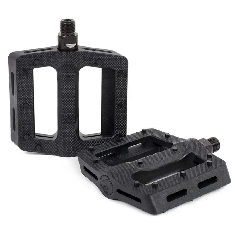 Pédales BMX noires robustes avec surface texturée et vis de fixation, conçues pour une adhérence optimale.