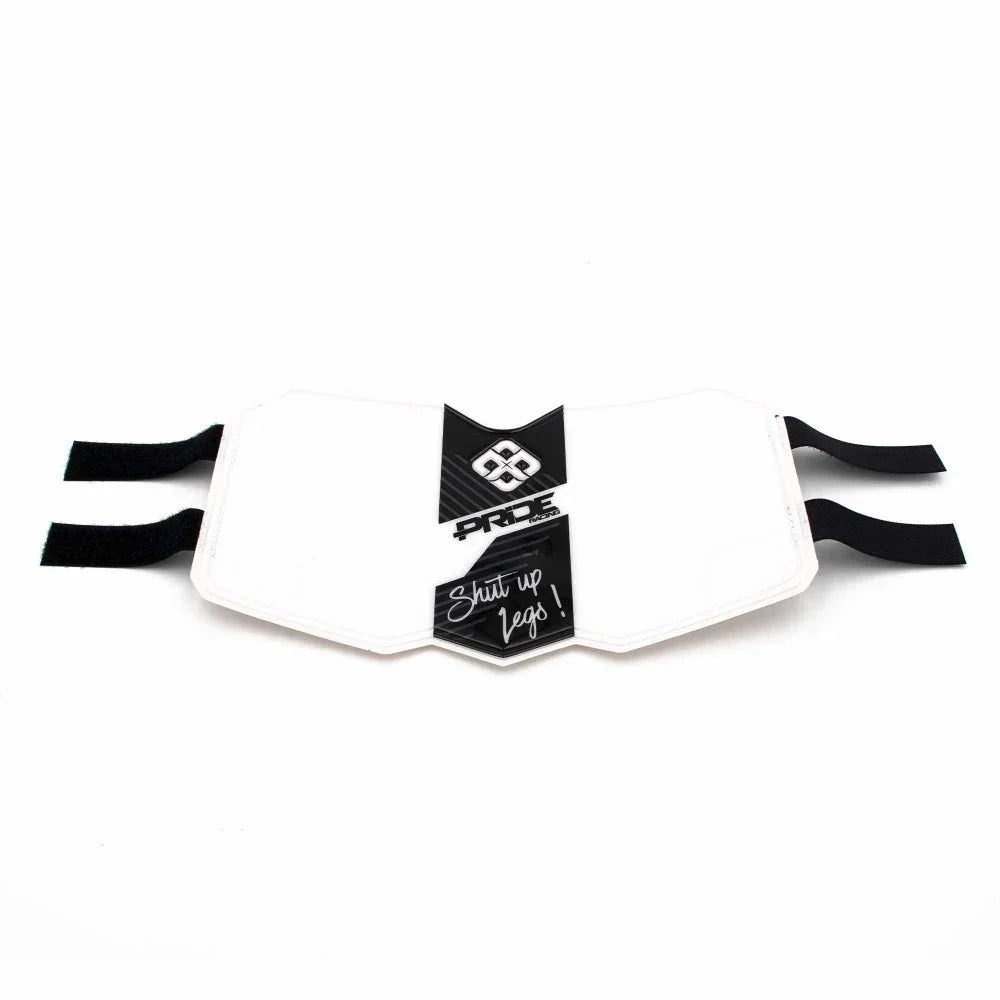 Protège-genoux BMX blanc avec sangle noire et logo Pride