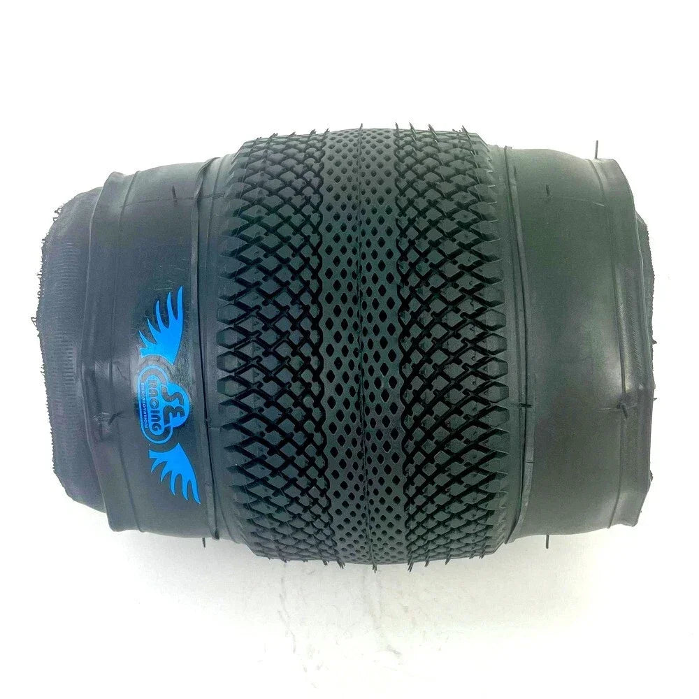 Pneu de vélo BMX noir avec crampons et logo bleu