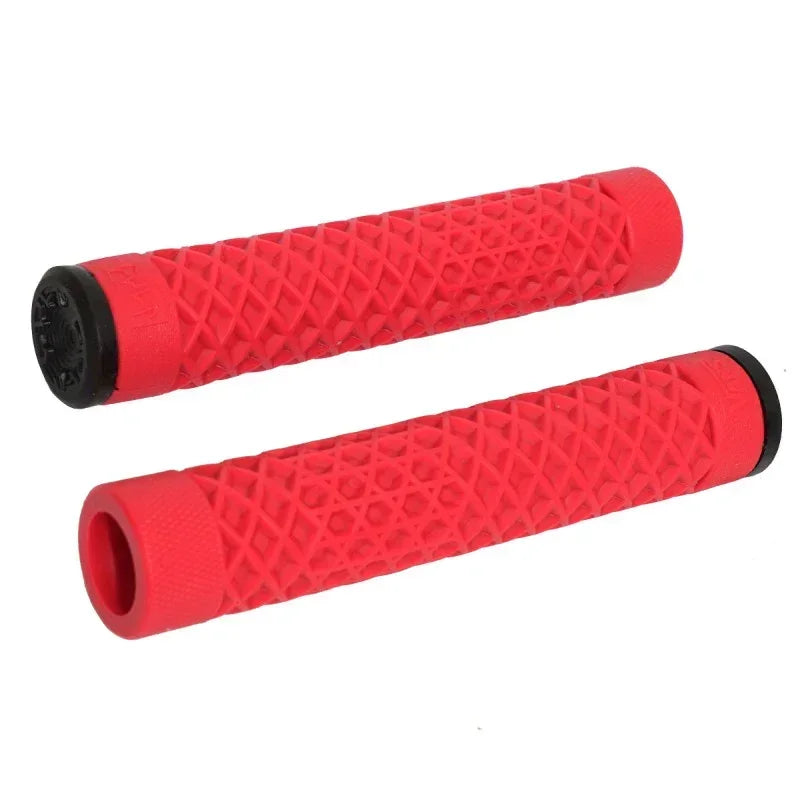 Poignées de vélo BMX rouges avec motif texturé pour une meilleure adhérence