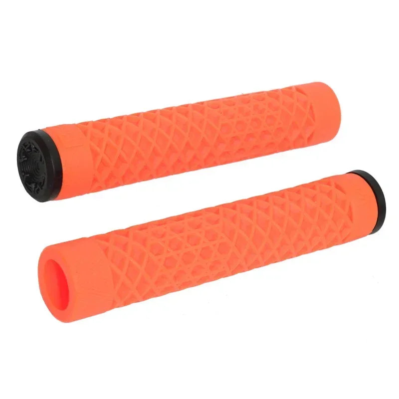 Poignées BMX orange texturées avec embouts noirs pour une meilleure adhérence