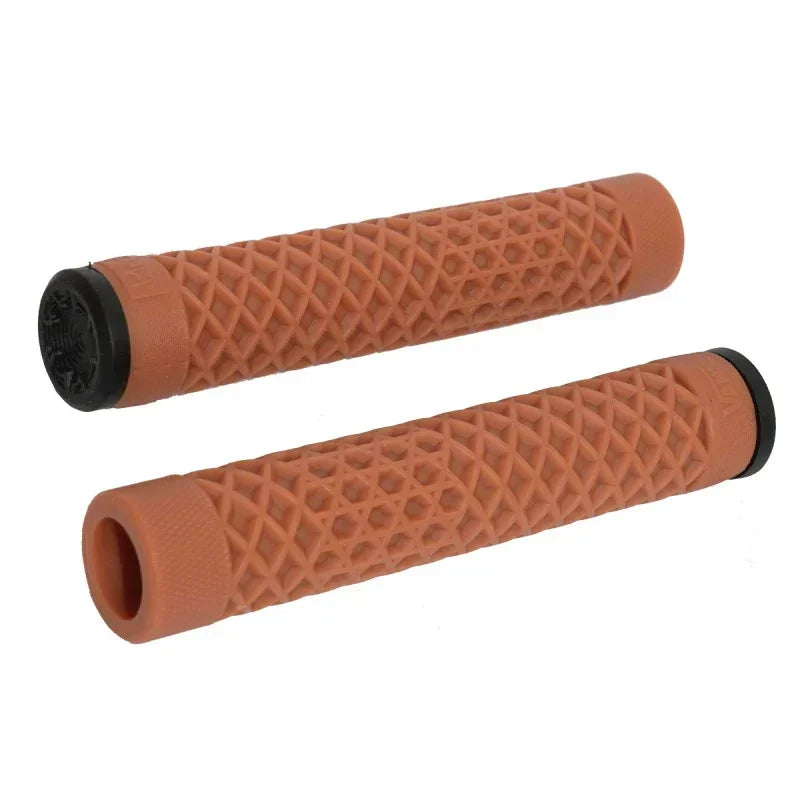 Poignées BMX marron avec motif losange, grip antidérapant pour vélo freestyle