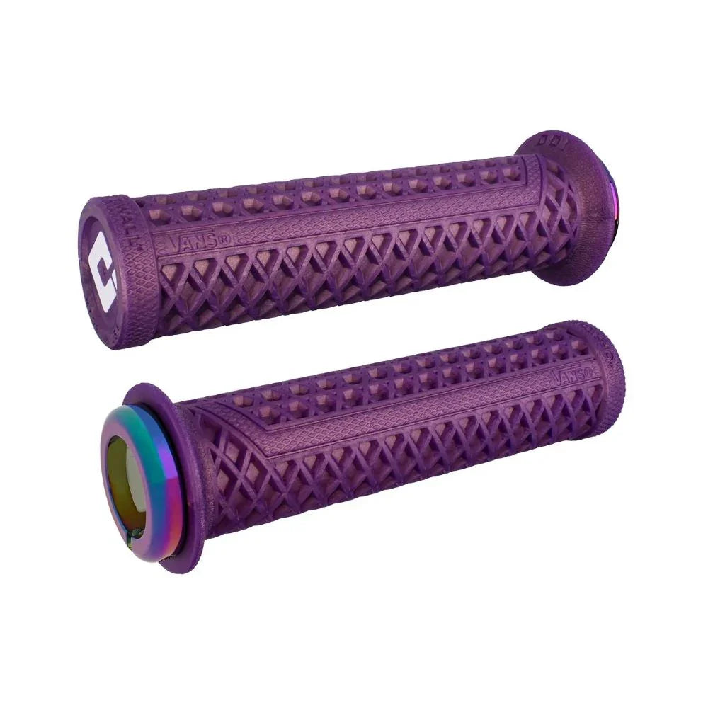 Poignées BMX violettes avec motif losange et finition irisée, idéales pour un grip optimal