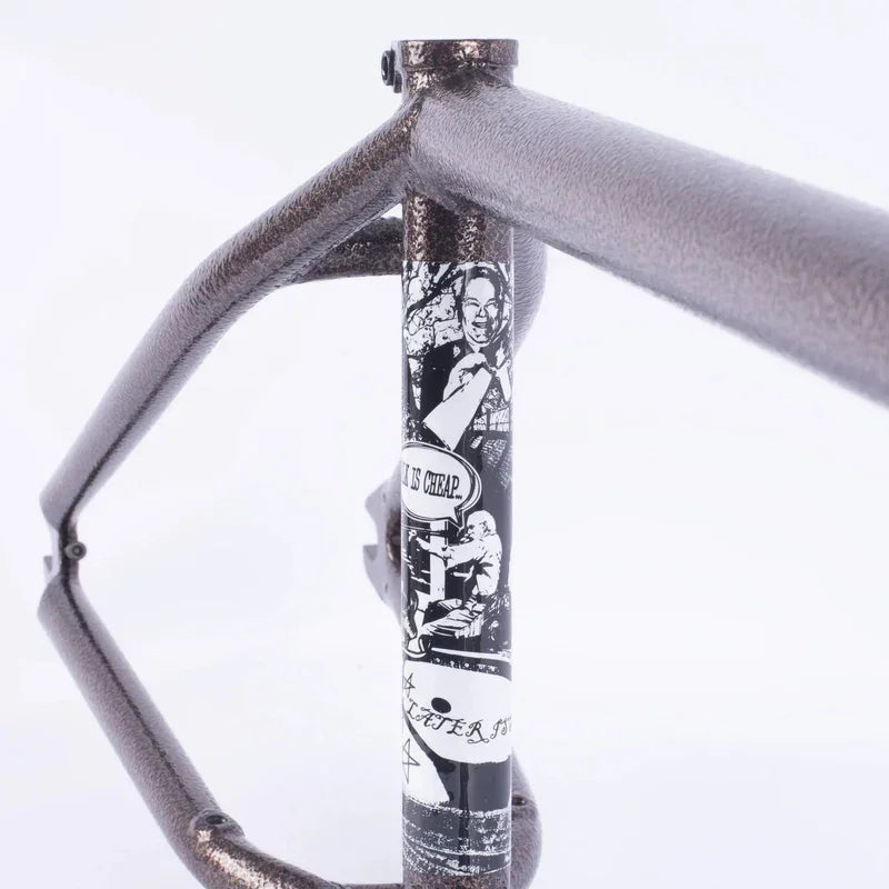 Cadre BMX avec graphisme noir et blanc, design artistique sur tube central