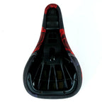 Vue du dessous d'une selle de BMX noire avec motifs rouges et structure interne en plastique