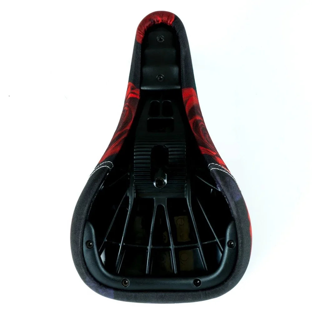 Vue du dessous d'une selle de BMX noire avec motifs rouges et structure interne en plastique