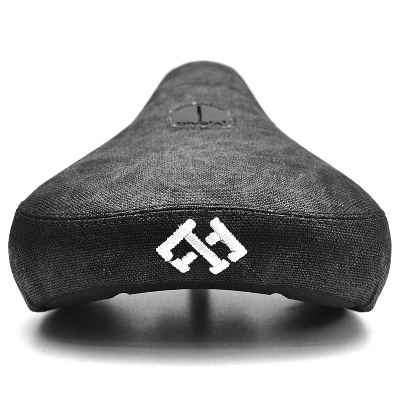 selle brodée pivotal