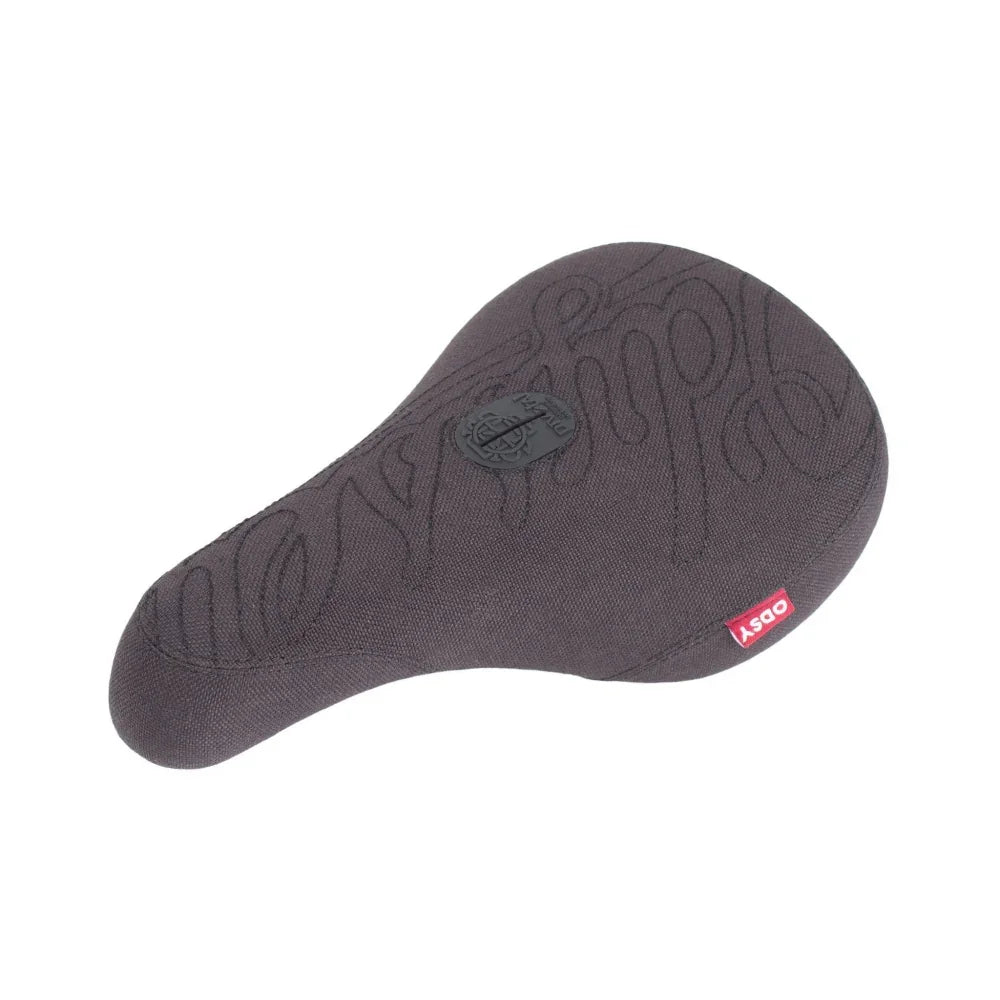Selle BMX grise avec logo et étiquette rouge, design texturé pour confort et style