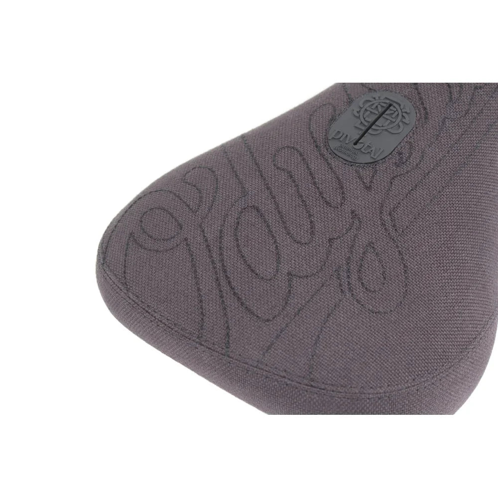 Selle BMX grise avec logo Pivot et motif gravé, design ergonomique pour vélo freestyle