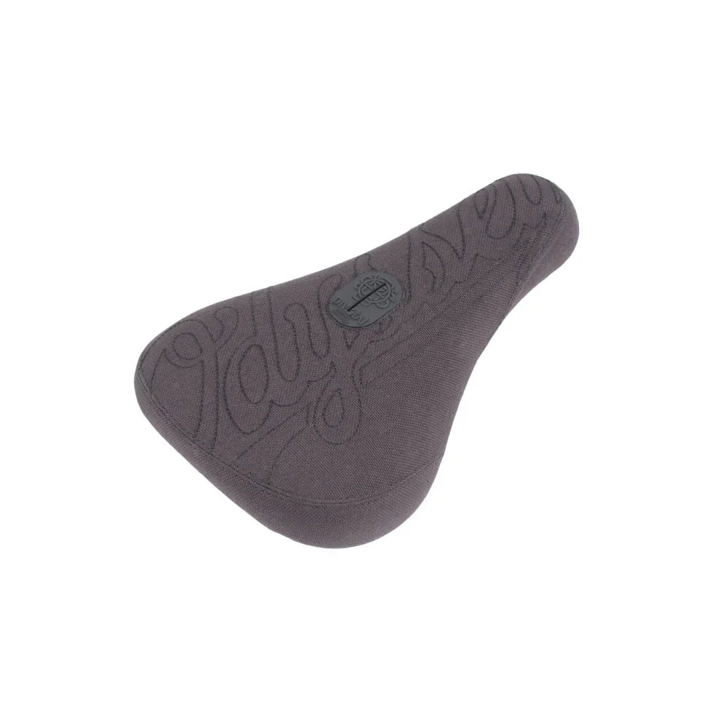 Selle BMX grise avec motif gravé et logo central, design ergonomique pour vélo de freestyle