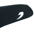 Détail du logo blanc brodé sur la selle BMX noire.