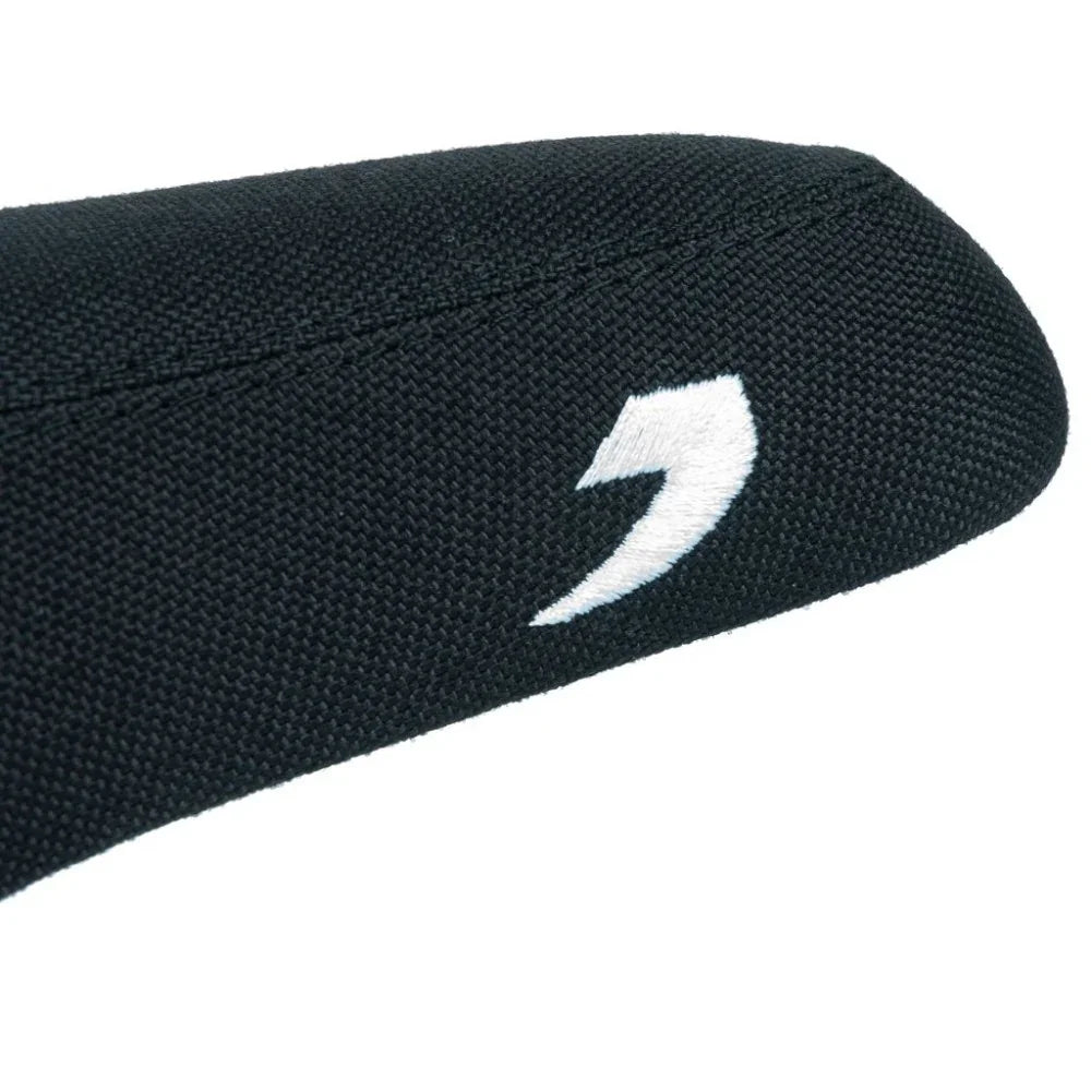 Détail du logo blanc brodé sur la selle BMX noire.