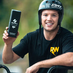 Cycliste BMX souriant avec casque et poignées SNAFU, vêtu d'un t-shirt RW