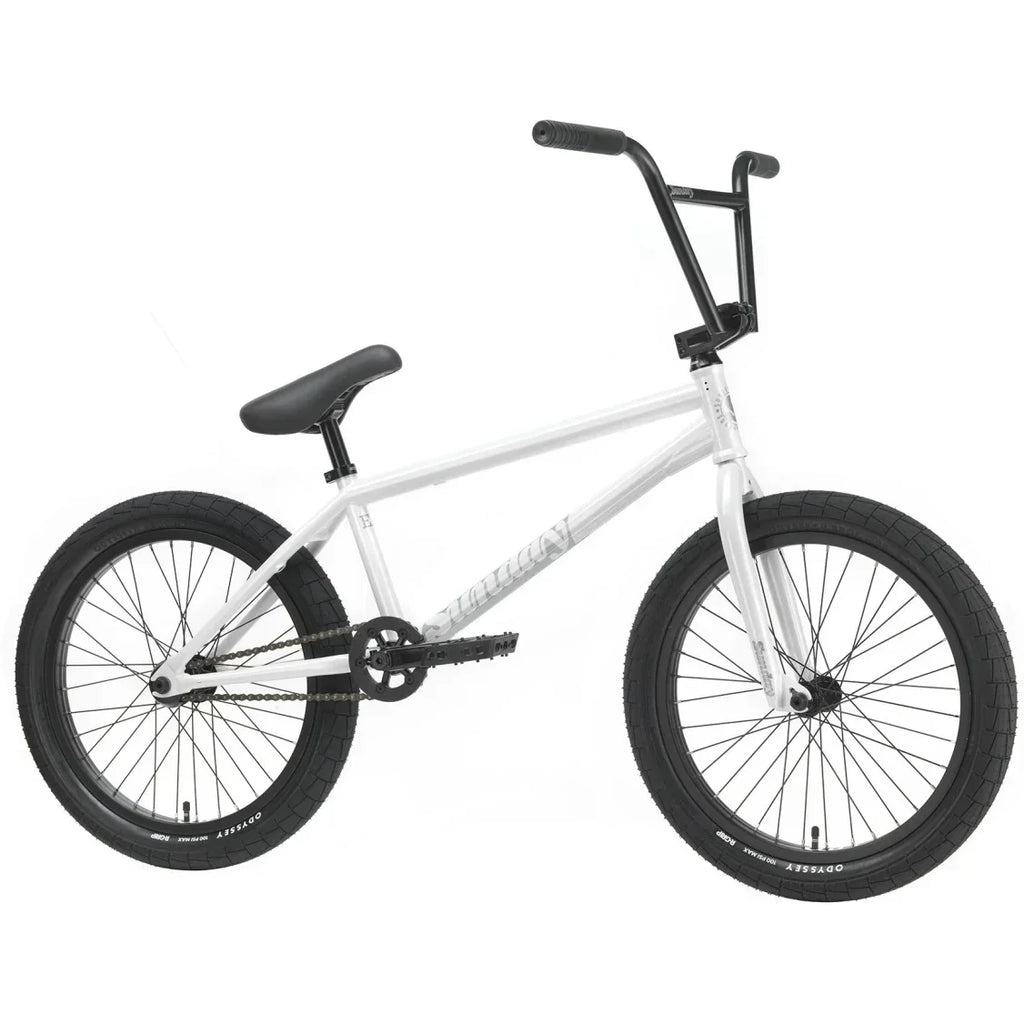 Vélo BMX blanc avec pneus noirs sur fond blanc