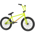 Vélo BMX jaune fluo avec pneus noirs sur fond blanc