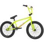 Vélo BMX jaune fluo avec pneus noirs sur fond blanc