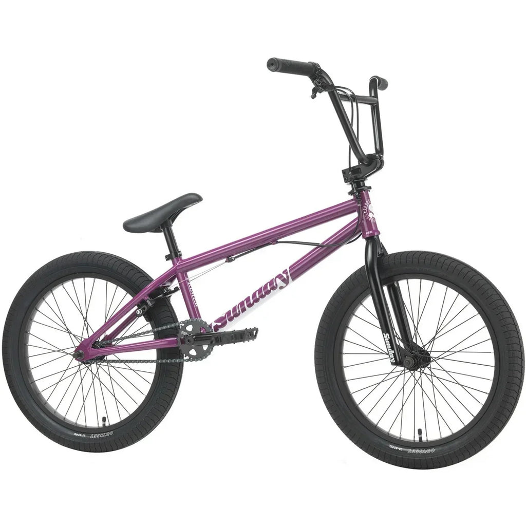 Vélo BMX Sundae violet avec cadre et pneus noirs sur fond blanc