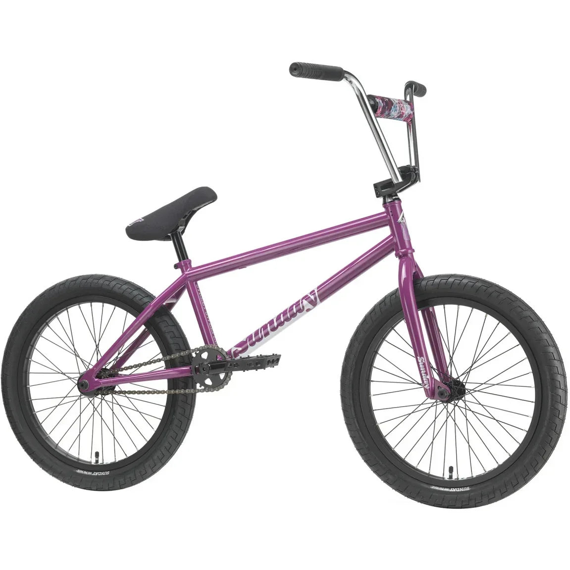 Vélo BMX de couleur violette avec pneus noirs sur fond blanc
