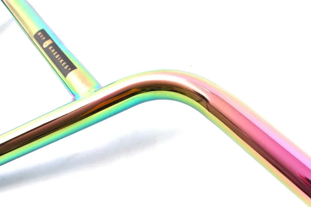 Guidon BMX iridescent avec finition arc-en-ciel, idéal pour freestyle et tricks