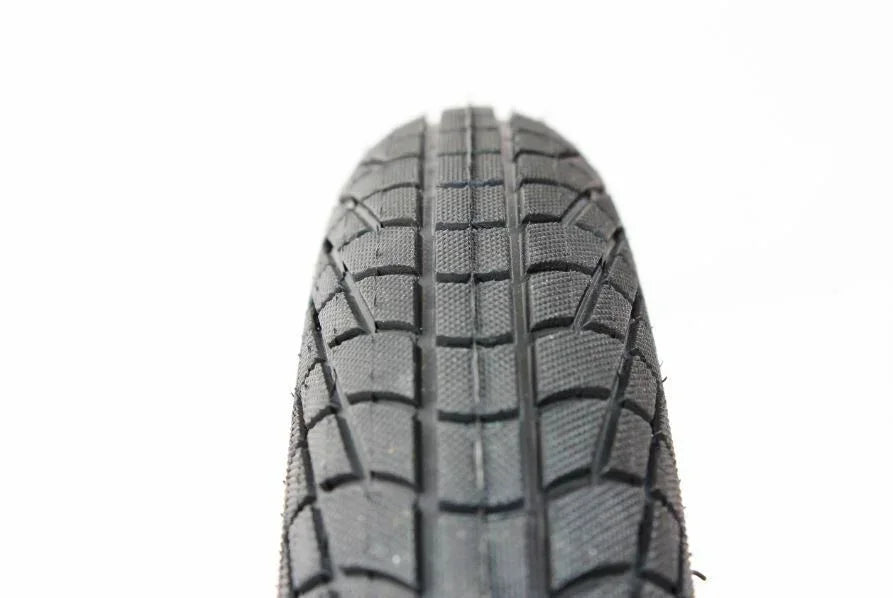 Pneu BMX noir avec crampons carrés pour grip et traction optimale sur route