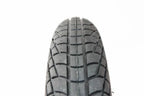 Pneu BMX noir avec crampons carrés pour grip et traction optimale sur route