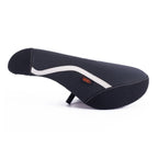 Selle BMX noire Vans avec bande blanche et coutures contrastantes, design ergonomique pour vélo freestyle